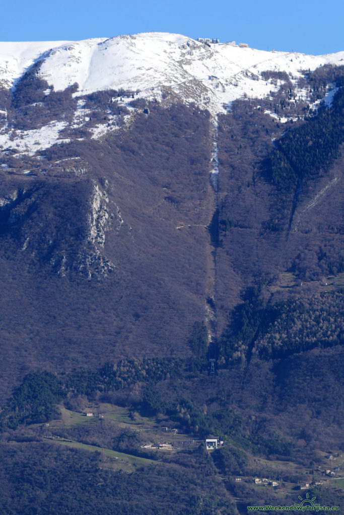 Monte Baldo widziane z  zachodniego brzegu jeziora Garda