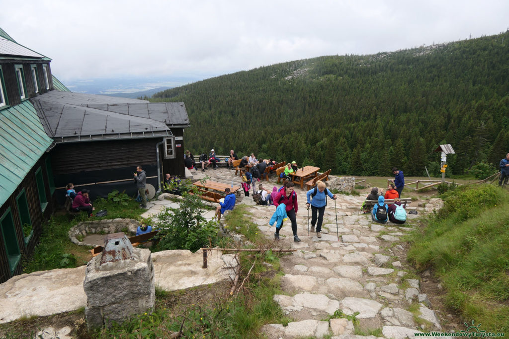 Widok ze Schroniska pod Łabskim Szczytem -  szlak na Śnieżne Stawki