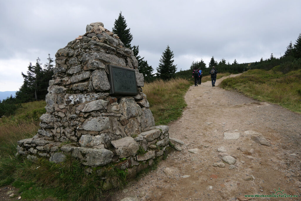 Pomnik na szlaku