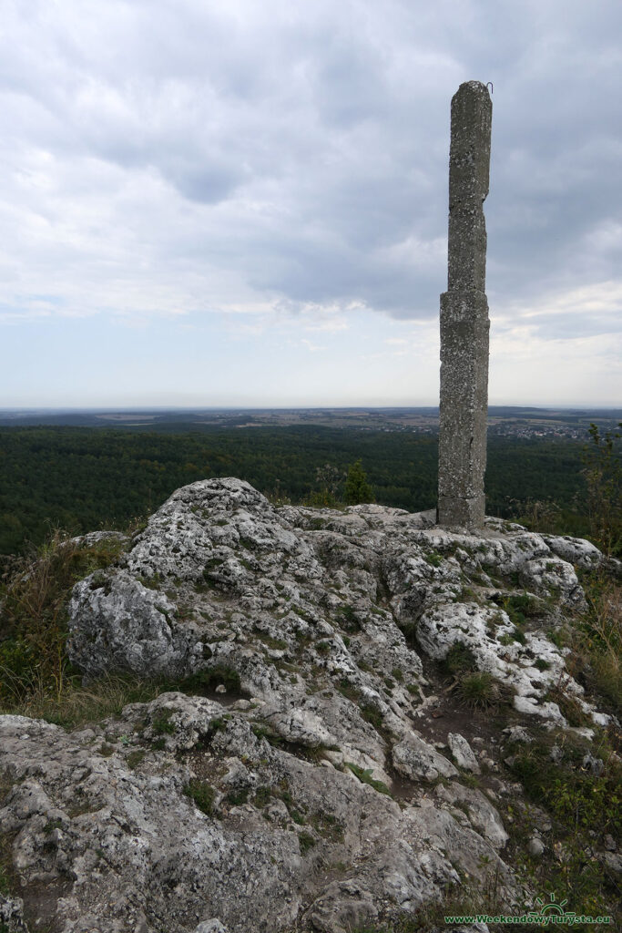 Betonowy słup na Górze Zborów