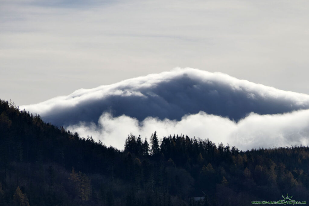 Widok na Karkonosze w chmurach