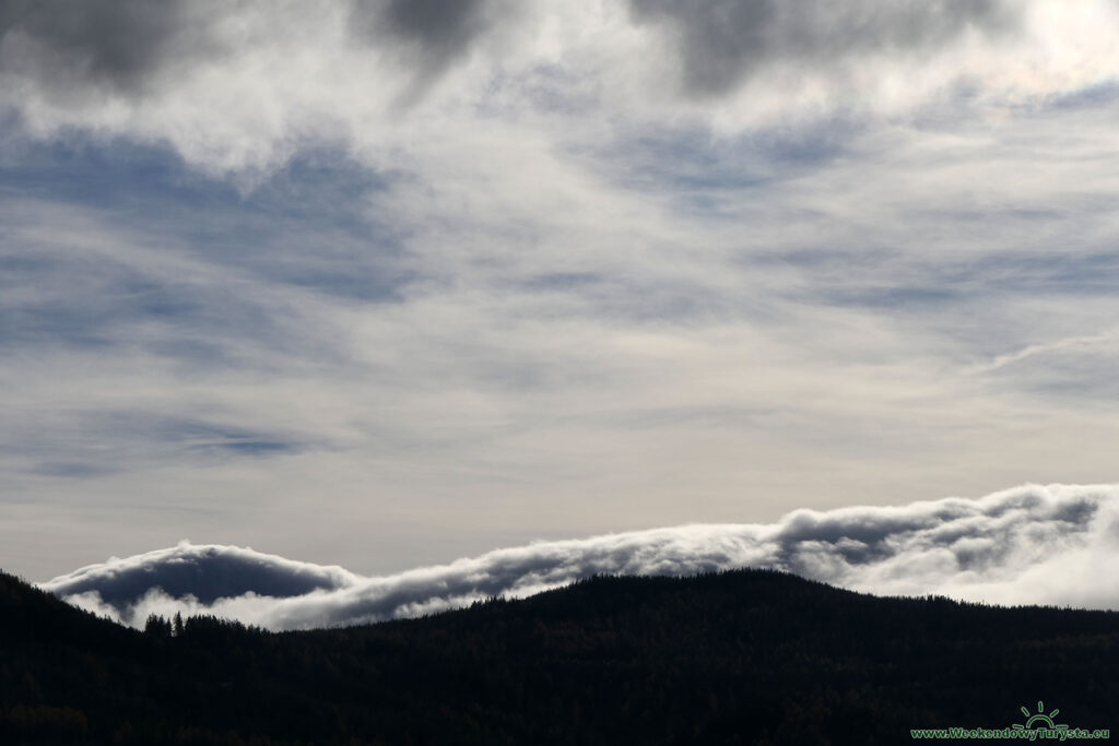 Widok na Karkonosze w chmurach