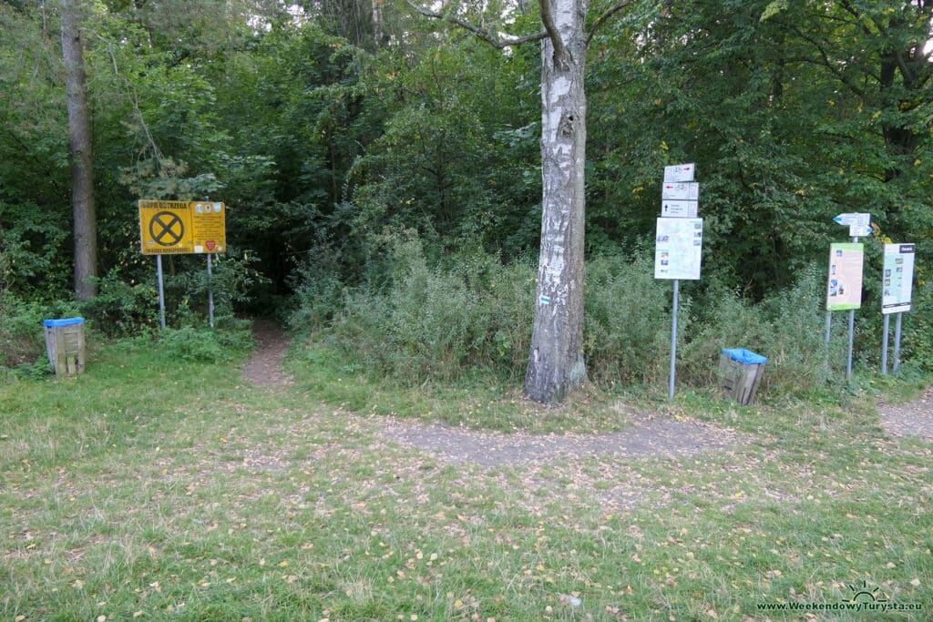 Parking przed Zamkiem Ostrężnik