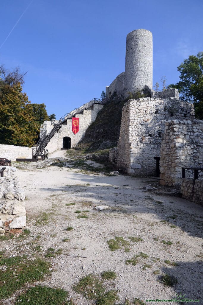 Zamek Pilcza w Smoleniu - dziedziniec i wieża