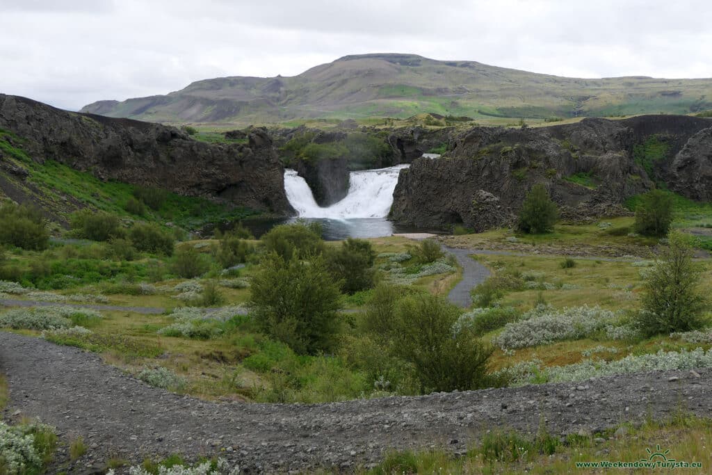 Wodospad Hjálparfoss - widok z parkingu