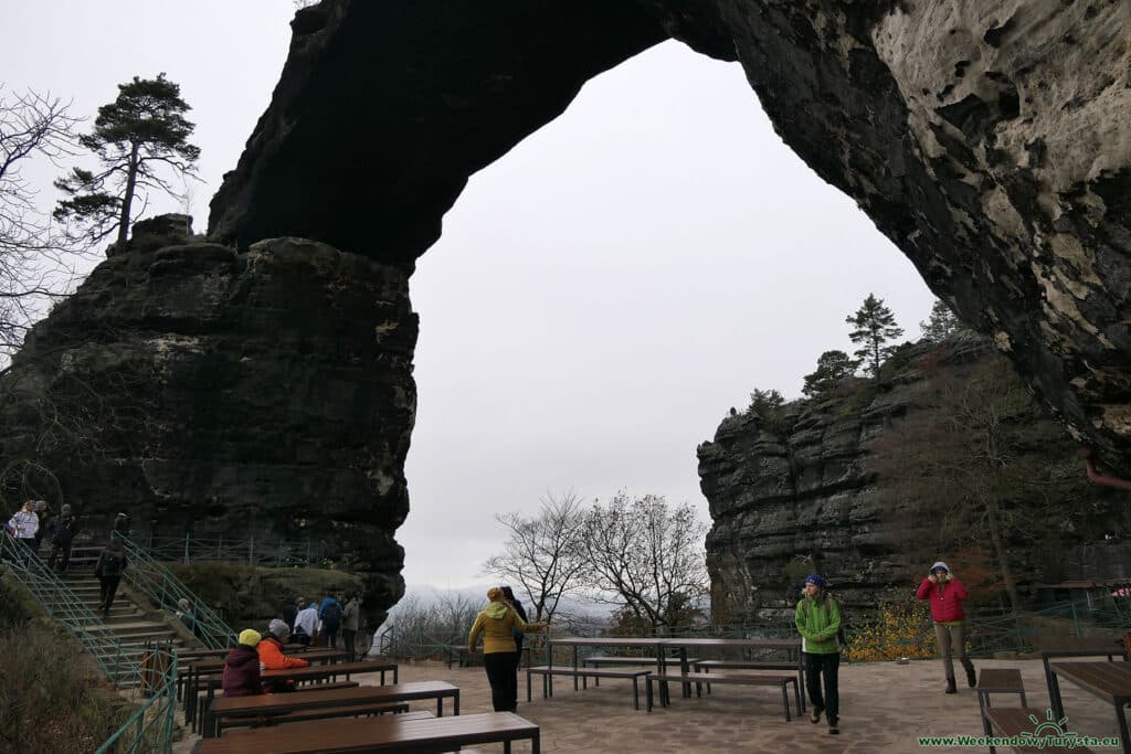 Pravcicka Brama - widok z dołu - Park Narodowy Czeska Szwajcaria