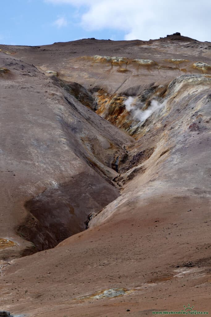 Obłoki pary na zboczach góry Námafjall - Islandia Północna