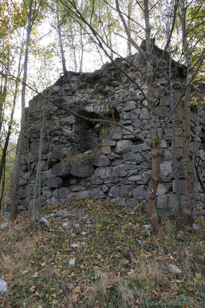 Czerwony szlak w Karkonoszach w kierunku Jarkowic - wapiennik