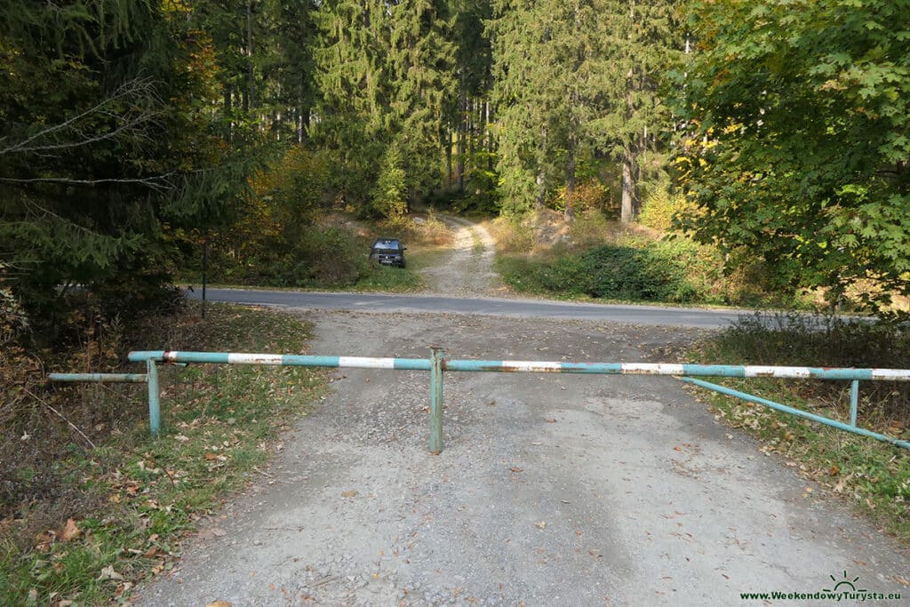 Czerwony szlak w Karkonoszach w kierunku Rozdroża Kowarskiego