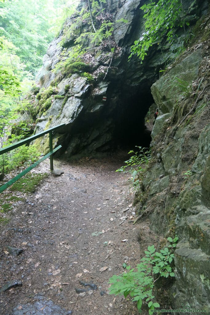 Szlak Riegra - czerwony szlak brzegiem Izery - tunel w skale