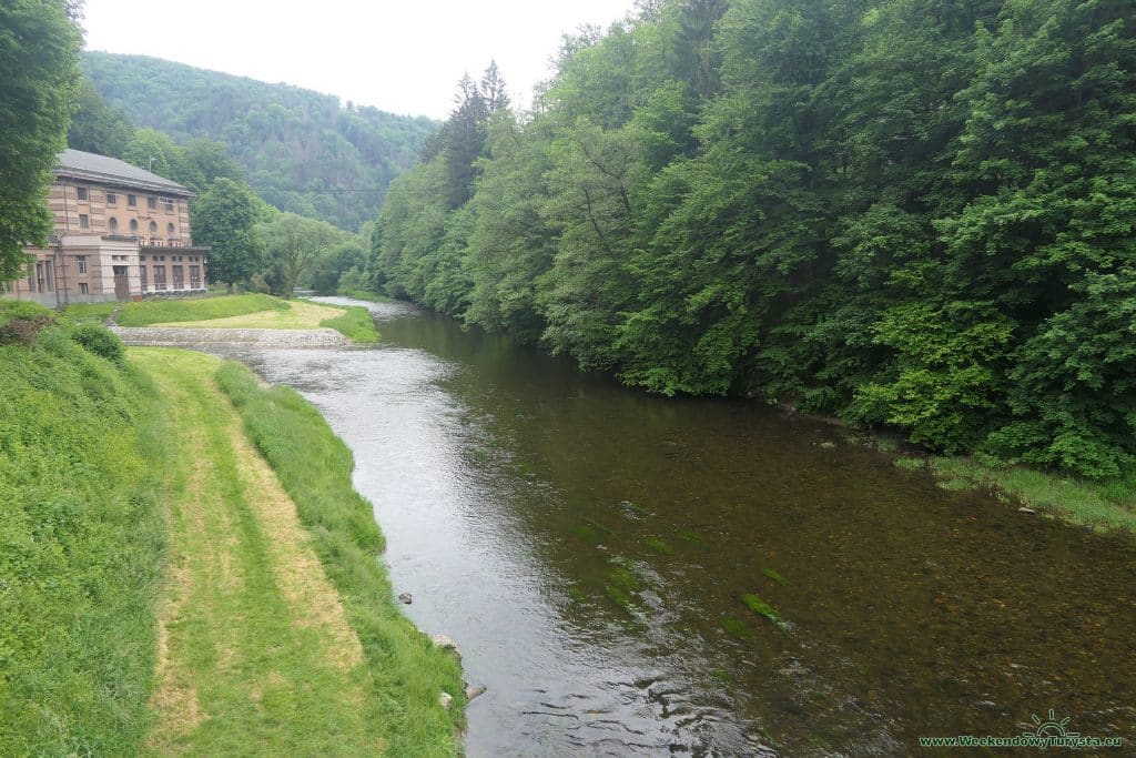 Widok z wiaduktu kolejowego na Izerę