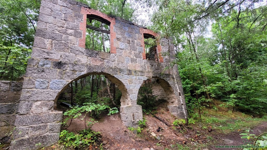 Główny Szlak Sudecki na Grzybowcu - ruiny schroniska i Prewentorium