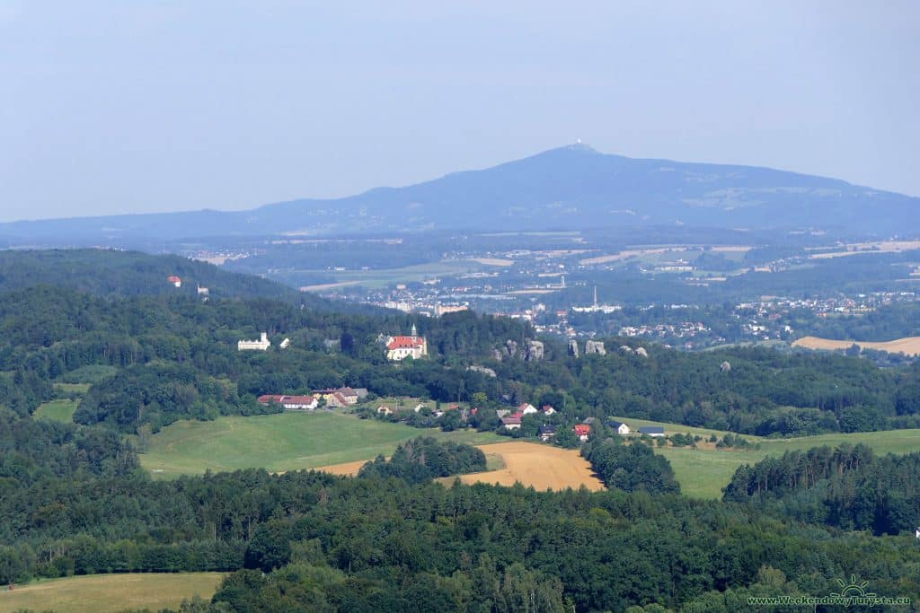 Widok ze schodów na wieżę Baba