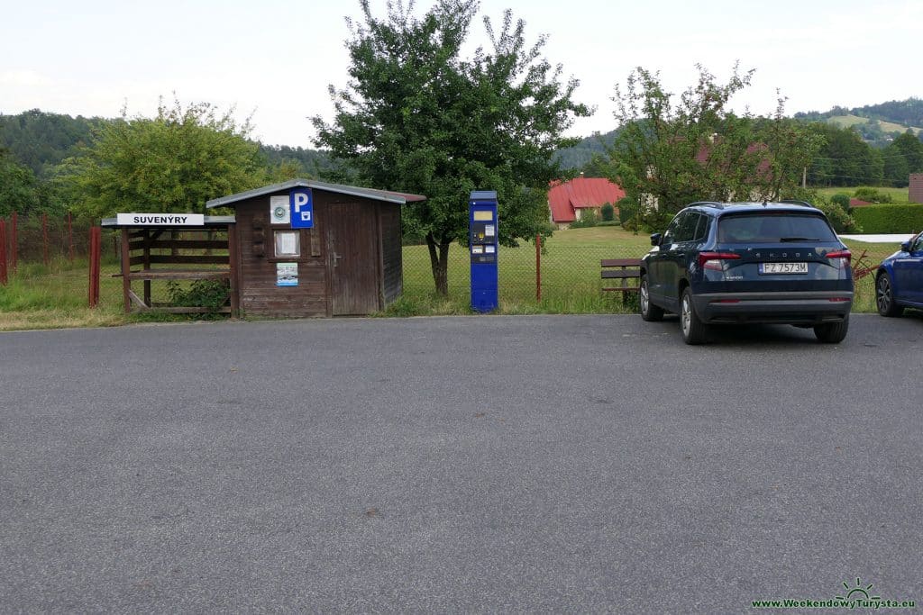 Parking w Besedicach, tuż obok Skalnego Miasta