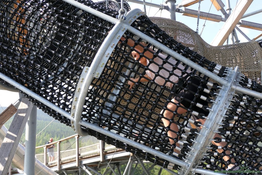 Wieża widokowa Sky Walk w Świeradowie Zdroju - tunele do zabawy