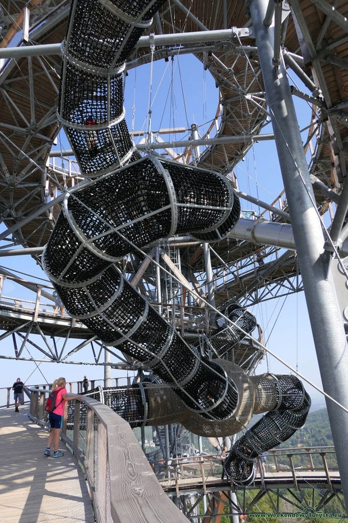 Wieża widokowa Sky Walk w Świeradowie Zdroju - tunele do zabawy