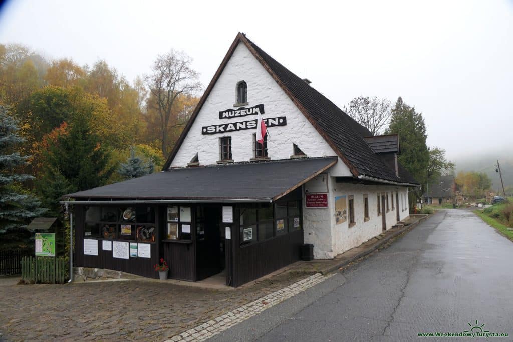 Skansen Pstrążna - budynek główny