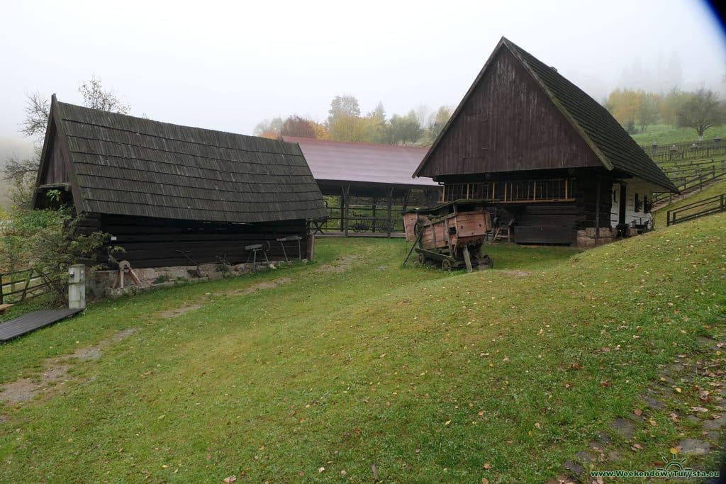 Skansen Pstrążna - budynki zabytkowe