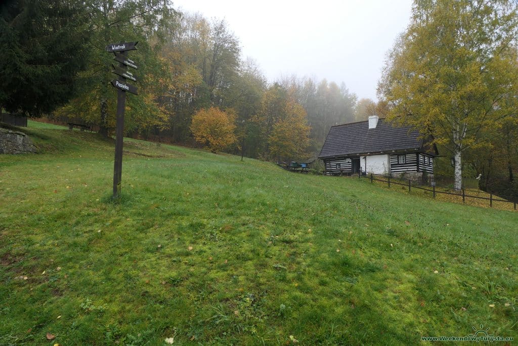 Skansen Pstrążna - zabytkowe budynki