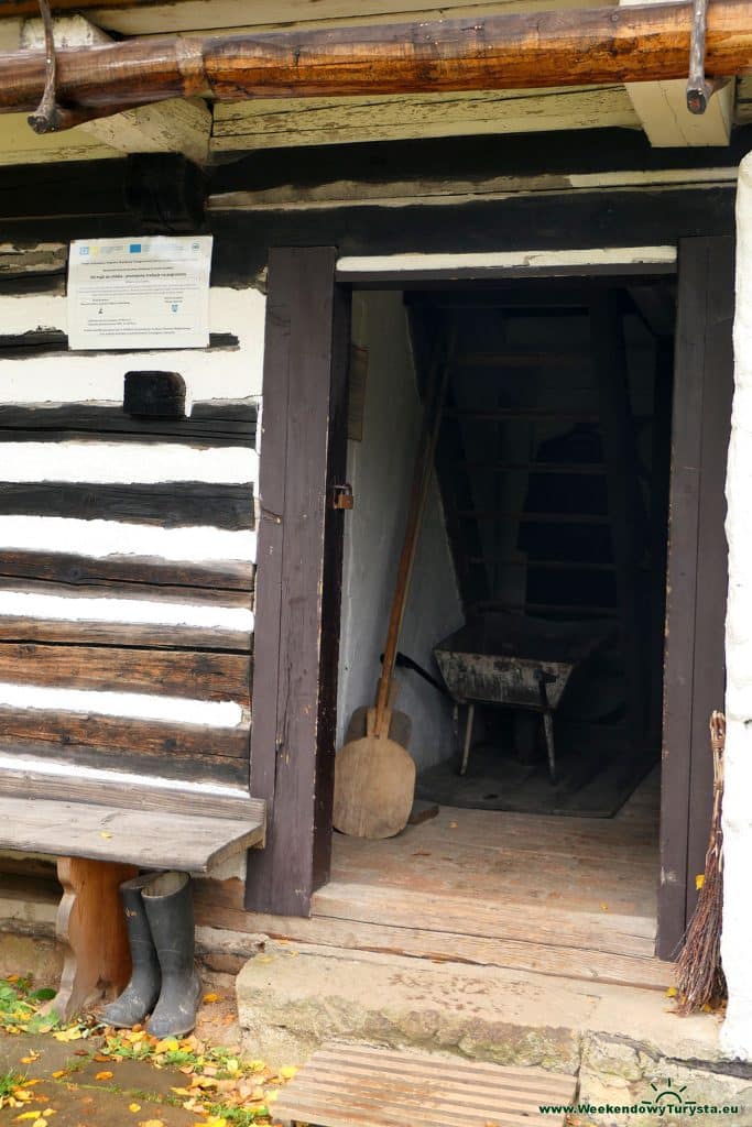 Skansen Pstrążna - zabytkowe budynki