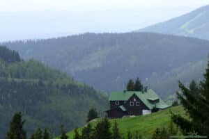 Szlak w Karkonoszach - panorama polany Klinovka