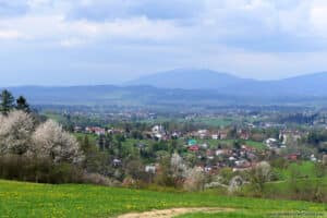 Szlak na Maciejową w Gorcach - widok na Rabkę