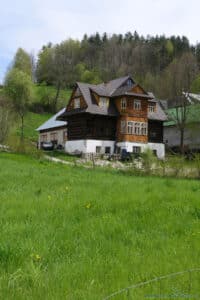 Szlak na Maciejową w Gorcach - dom w Rabce