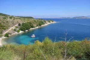 Plaża przy Agios Stefanos