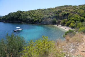 Plaża przy Agios Stefanos