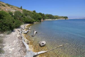 Plaża przy Agios Stefanos