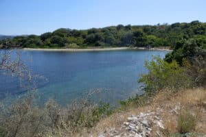 Plaża przy Agios Stefanos