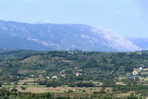 Widok na górę Pantokrator z centrum Korfu