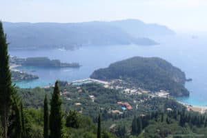 Widok na Paleokastritsa z restauracji Golden Fox