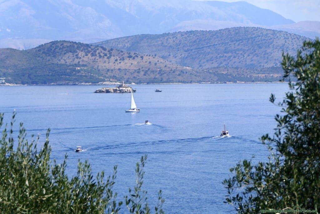 Widok z murów zamku w Kassiopi na Albanię