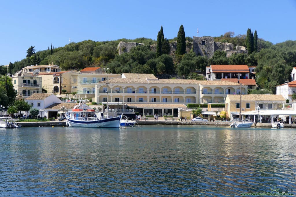 Zamek w Kassiopi górujący nad portem