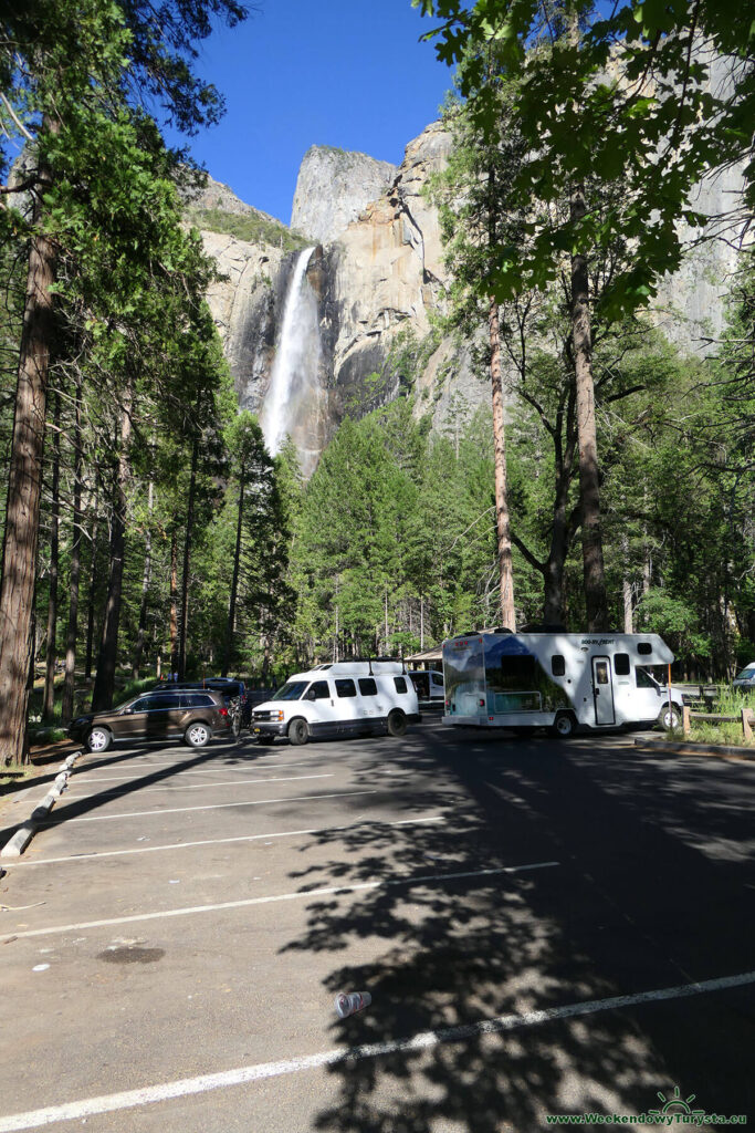 Parking pod wodospadem Bridailveil - Park Narodowy Yosemite