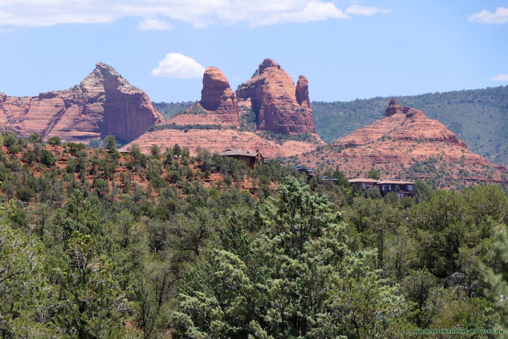 Dachy domów i skały - Sedona