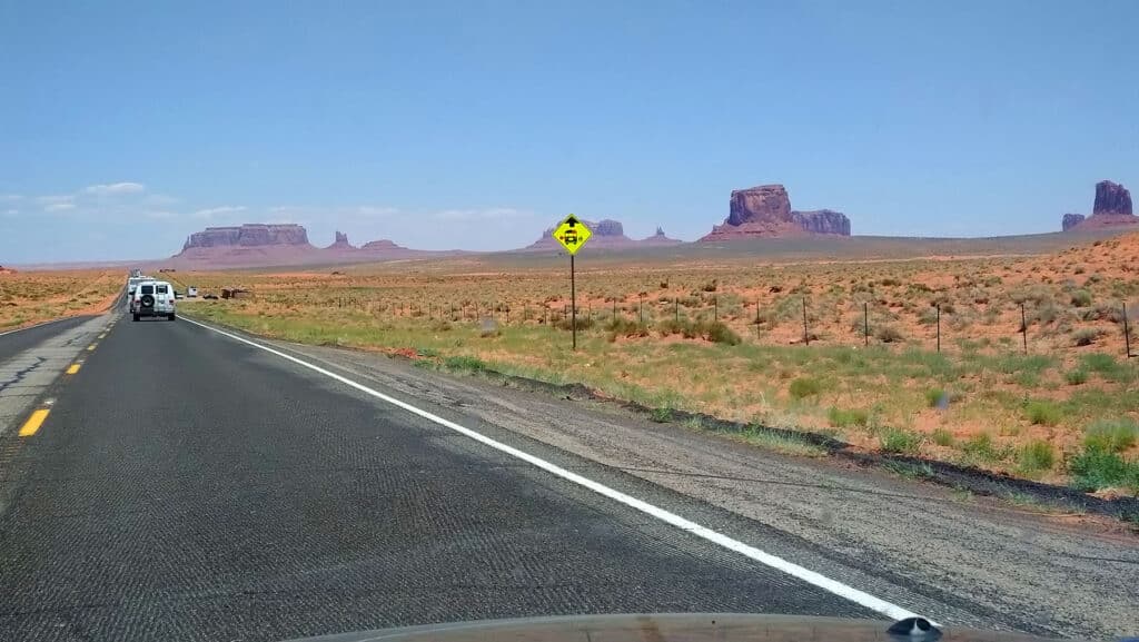 Arizona - droga do Monument Valley - jedne z nielicznych znaków drogowych